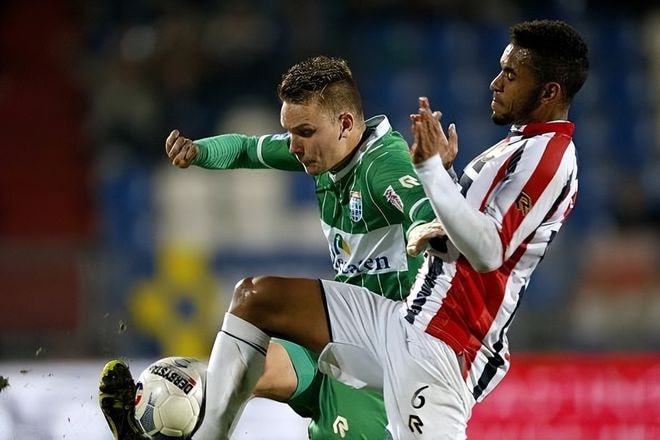 着两队球迷 着两队球迷